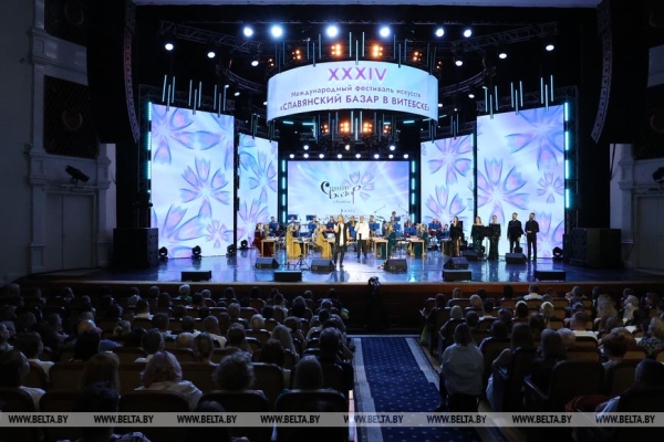 "Эти песни будут вечны". Петр Елфимов на сольнике в Витебске о наследии Мулявина