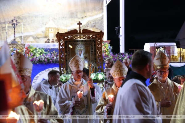 В Будславе верующие стали участниками красивой процессии с копией иконы Матери Божьей Будславской В Будславе верующие стали участниками красивой процессии с копией иконы Матери Божьей Будславской