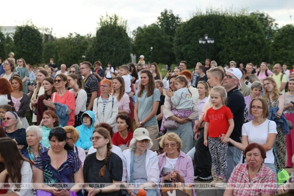 Купаловский театр показал в Минске в формате под открытым небом сказку "Гісторыя шакаладнага дрэва"