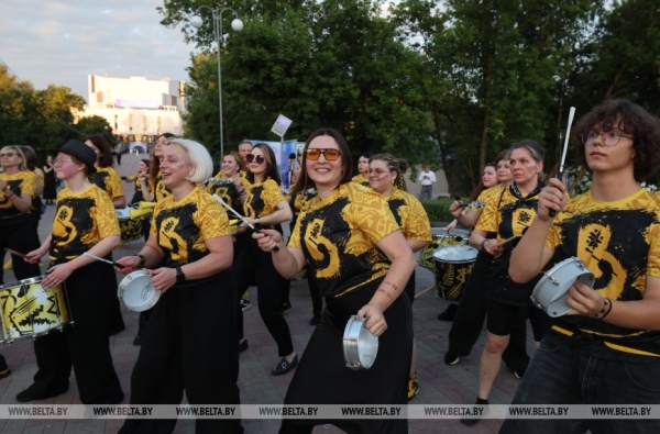 Праздничная атмосфера царит вечером на улицах фестивального Витебска 