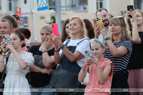 Праздничная атмосфера царит вечером на улицах фестивального Витебска 