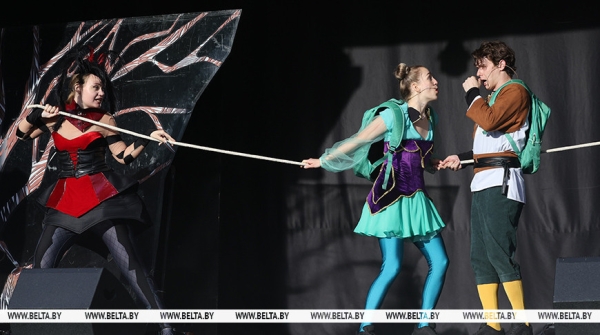 Купаловский театр показал в Минске в формате под открытым небом сказку "Гісторыя шакаладнага дрэва"