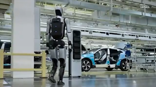 Китайская компания представила робота-гуманоида, способного заменить себе батарею 