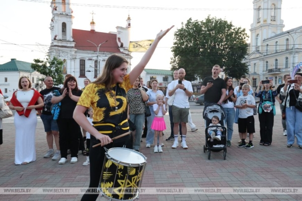 Праздничная атмосфера царит вечером на улицах фестивального Витебска 