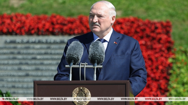 Символы независимости, кадровые перестановки и Купалье на Днепре. Итоги недели Президента