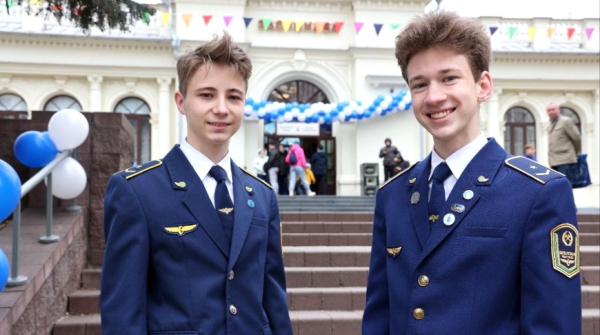 Лукашенко поздравил коллектив и воспитанников Детской железной дороги с ее 70-летием Лукашенко поздравил коллектив и воспитанников Детской железной дороги с ее 70-летием