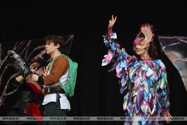 Купаловский театр показал в Минске в формате под открытым небом сказку "Гісторыя шакаладнага дрэва"