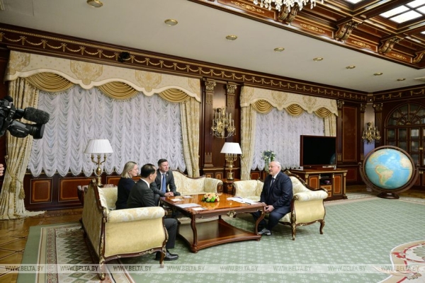 Лукашенко встретился с ректором Пекинского университета Гун Цихуаном
