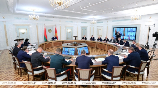 "Мужики, в бой!" Лукашенко требует по-военному решать задачи в ходе нынешней уборочной кампании "Мужики, в бой!" Лукашенко требует по-военному решать задачи в ходе нынешней уборочной кампании