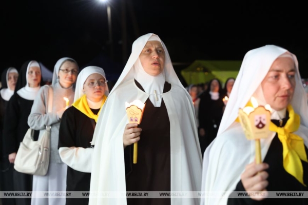 В Будславе верующие стали участниками красивой процессии с копией иконы Матери Божьей Будславской В Будславе верующие стали участниками красивой процессии с копией иконы Матери Божьей Будславской