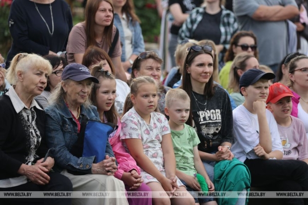 Купаловский театр показал в Минске в формате под открытым небом сказку "Гісторыя шакаладнага дрэва"