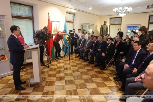 Знакомство с культурой Казахстана. Выставка к 180-летию со дня рождения Абая Кунанбаева открылась в Минске 