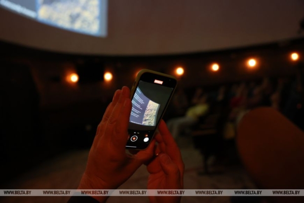 Фрагменты найденного под Смолевичами метеорита показали в Минском планетарии  