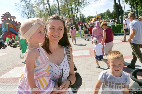 "Льняная карусель" закружила в Корме