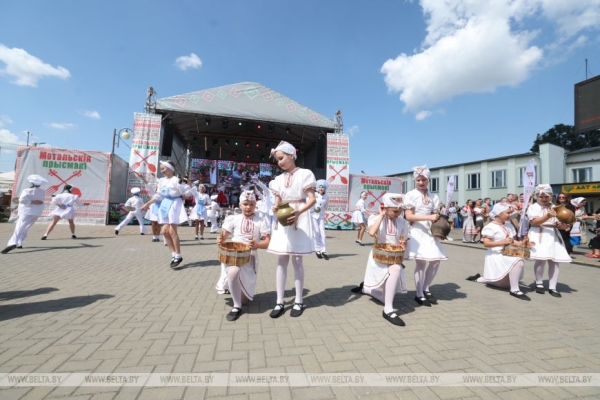 От выкупа невесты до каравая. Свадебный обряд Полесья воссоздали на фестивале в Мотоле 