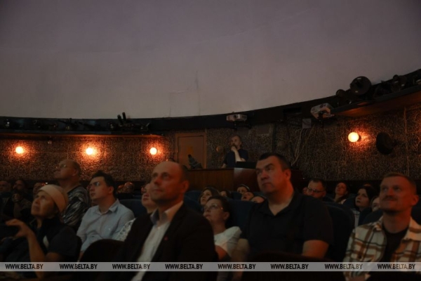 Фрагменты найденного под Смолевичами метеорита показали в Минском планетарии  