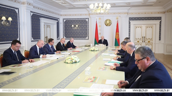 Разговор с Трампом, ситуация в банках, будущее биофармацевтики и закрытый доклад министра обороны. Итоги недели Президента