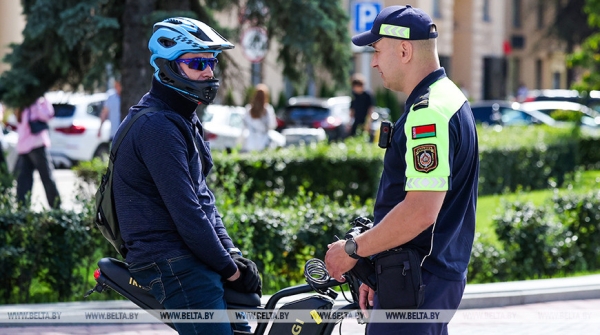 Для повышения безопасности. Сотрудники ГАИ во время рейдов рассказывают о новациях в ПДД Для повышения безопасности. Сотрудники ГАИ во время рейдов рассказывают о новациях в ПДД