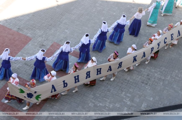 "Льняная карусель" закружила в Корме