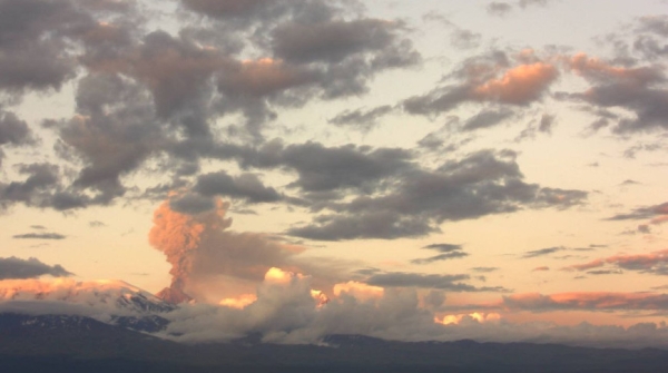 На Камчатке пепловый шлейф от вулкана Ключевская сопка поднялся до 11 км