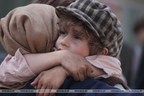 Юные герои, работа с овчарками и знакомство с историей. Как идут съемки фильма "Близнецы Освенцима" в Минске