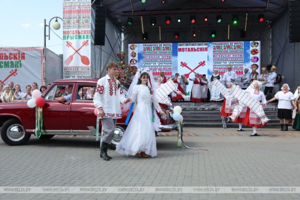 От выкупа невесты до каравая. Свадебный обряд Полесья воссоздали на фестивале в Мотоле 