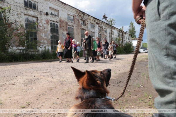 Юные герои, работа с овчарками и знакомство с историей. Как идут съемки фильма "Близнецы Освенцима" в Минске