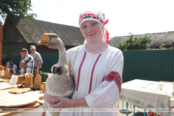 От выкупа невесты до каравая. Свадебный обряд Полесья воссоздали на фестивале в Мотоле 