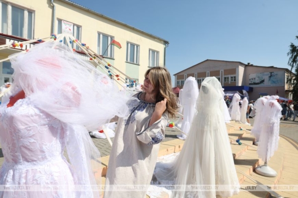 От выкупа невесты до каравая. Свадебный обряд Полесья воссоздали на фестивале в Мотоле 