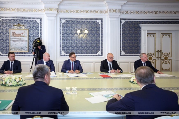 Лукашенко предложил механизм совместной работы государственных и частных фармпредприятий Лукашенко предложил механизм совместной работы государственных и частных фармпредприятий