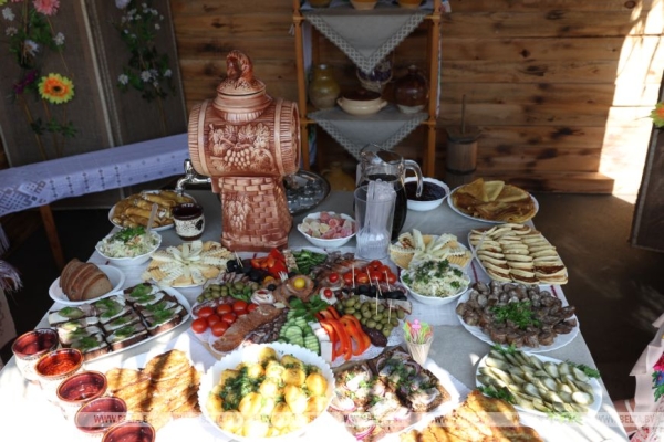 От выкупа невесты до каравая. Свадебный обряд Полесья воссоздали на фестивале в Мотоле 