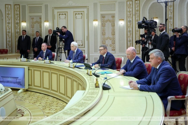 Разговор с Трампом, ситуация в банках, будущее биофармацевтики и закрытый доклад министра обороны. Итоги недели Президента