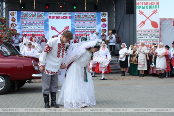 От выкупа невесты до каравая. Свадебный обряд Полесья воссоздали на фестивале в Мотоле 