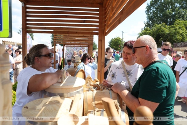 От выкупа невесты до каравая. Свадебный обряд Полесья воссоздали на фестивале в Мотоле 