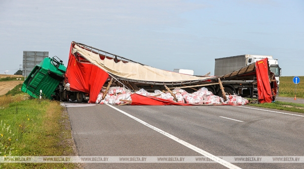 Фура и трактор столкнулись в Гродненском районе