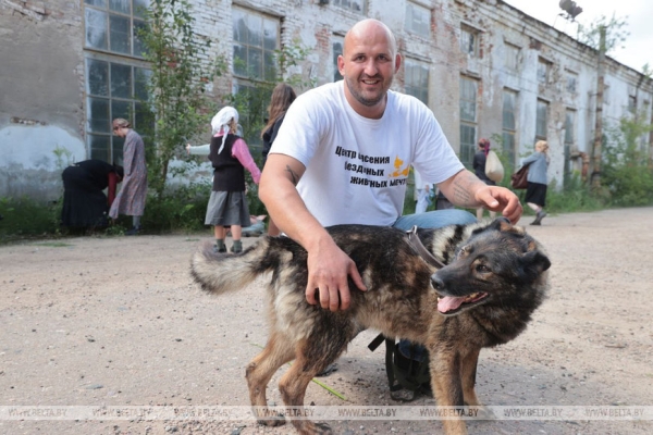 Юные герои, работа с овчарками и знакомство с историей. Как идут съемки фильма "Близнецы Освенцима" в Минске