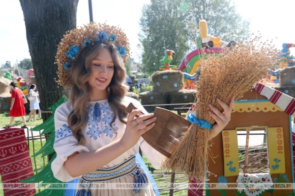 "Льняная карусель" закружила в Корме