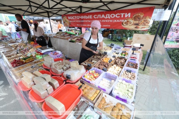 От выкупа невесты до каравая. Свадебный обряд Полесья воссоздали на фестивале в Мотоле 