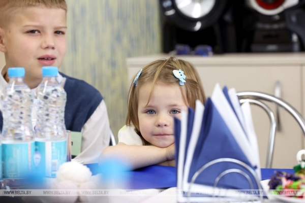 В Минске ребятам из социально-педагогического центра вручили подарки к новому учебному году