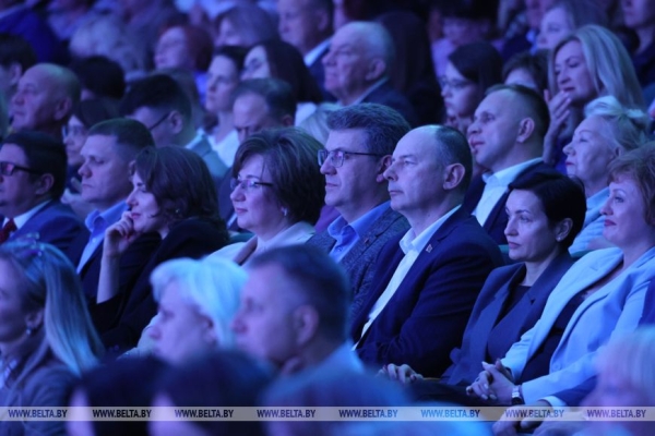 Советское кино на сцене Дворца Республики. Гала-концерт "Кинотеатр "Александрия" приехал в Минск Советское кино на сцене Дворца Республики. Гала-концерт "Кинотеатр "Александрия" приехал в Минск