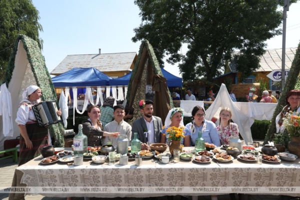 От выкупа невесты до каравая. Свадебный обряд Полесья воссоздали на фестивале в Мотоле 