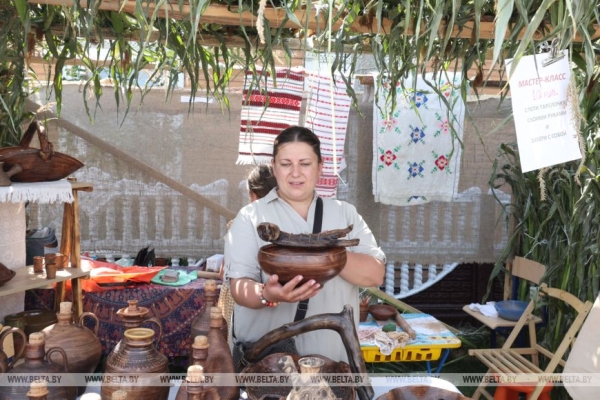 От выкупа невесты до каравая. Свадебный обряд Полесья воссоздали на фестивале в Мотоле 