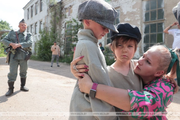 Юные герои, работа с овчарками и знакомство с историей. Как идут съемки фильма "Близнецы Освенцима" в Минске