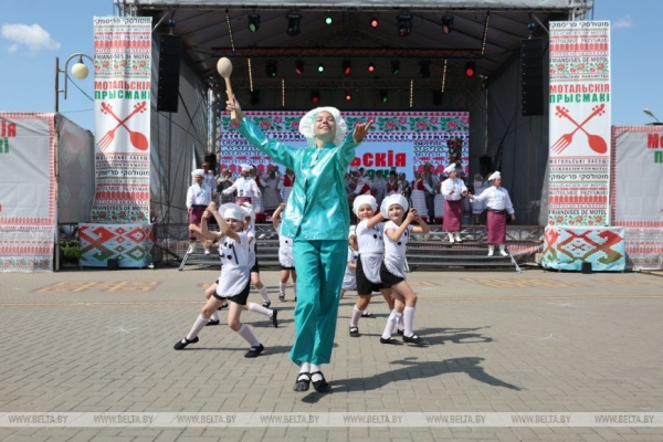 От выкупа невесты до каравая. Свадебный обряд Полесья воссоздали на фестивале в Мотоле 