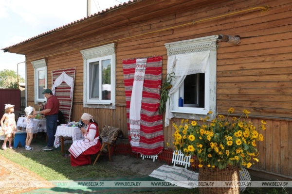 От выкупа невесты до каравая. Свадебный обряд Полесья воссоздали на фестивале в Мотоле 