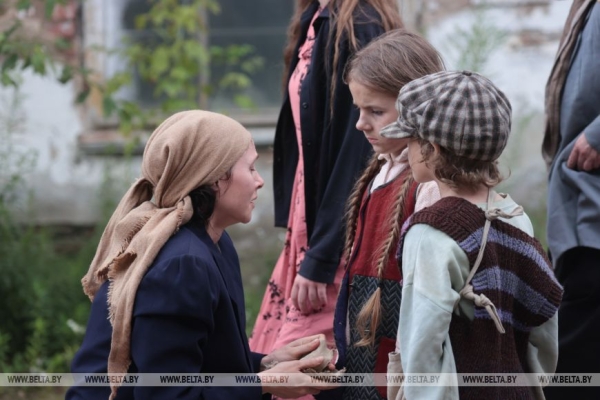 Юные герои, работа с овчарками и знакомство с историей. Как идут съемки фильма "Близнецы Освенцима" в Минске