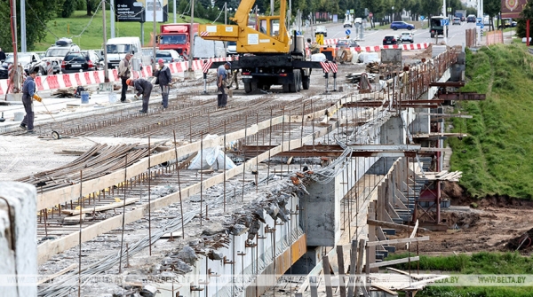 В Витебске продолжается капремонт Юбилейного моста через Витьбу