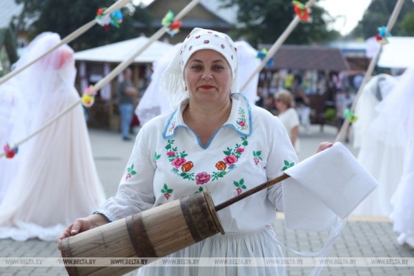 От выкупа невесты до каравая. Свадебный обряд Полесья воссоздали на фестивале в Мотоле 