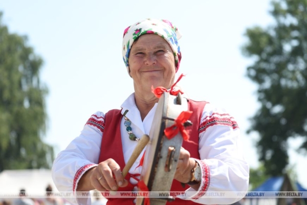 От выкупа невесты до каравая. Свадебный обряд Полесья воссоздали на фестивале в Мотоле 