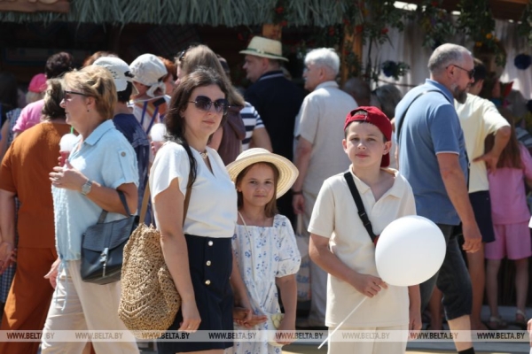 От выкупа невесты до каравая. Свадебный обряд Полесья воссоздали на фестивале в Мотоле 